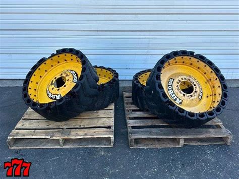 http www.usa-dealer.net 4-skid-steer-airboss-tires-and-rims _p_5487.html|airboss segmented tires.